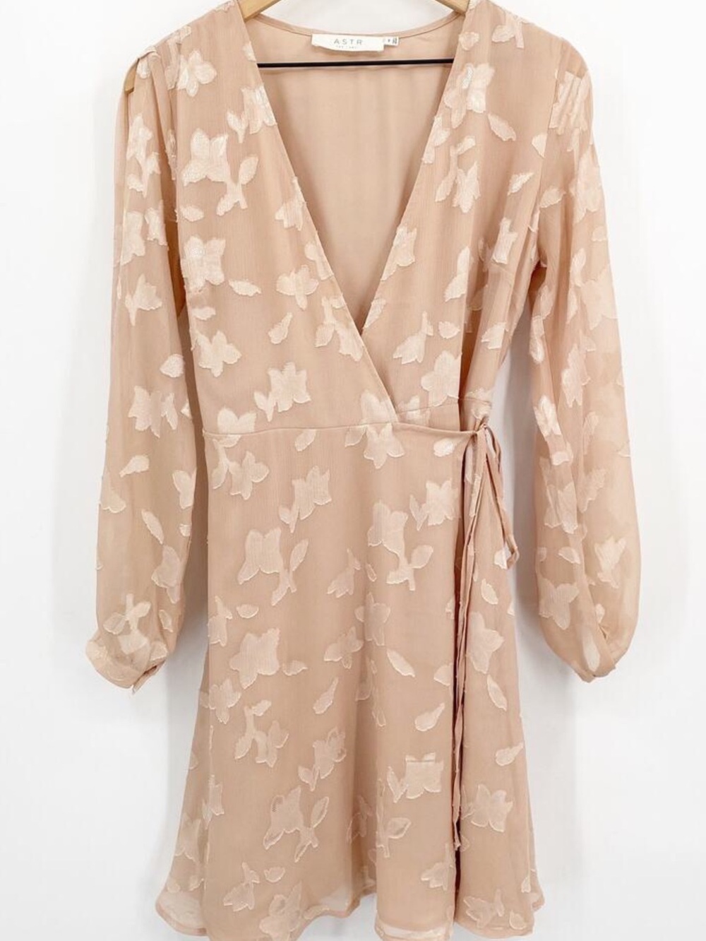 Astr Women's Blush Floral Wrap Mini Dress Size M - Picture 2 of 12